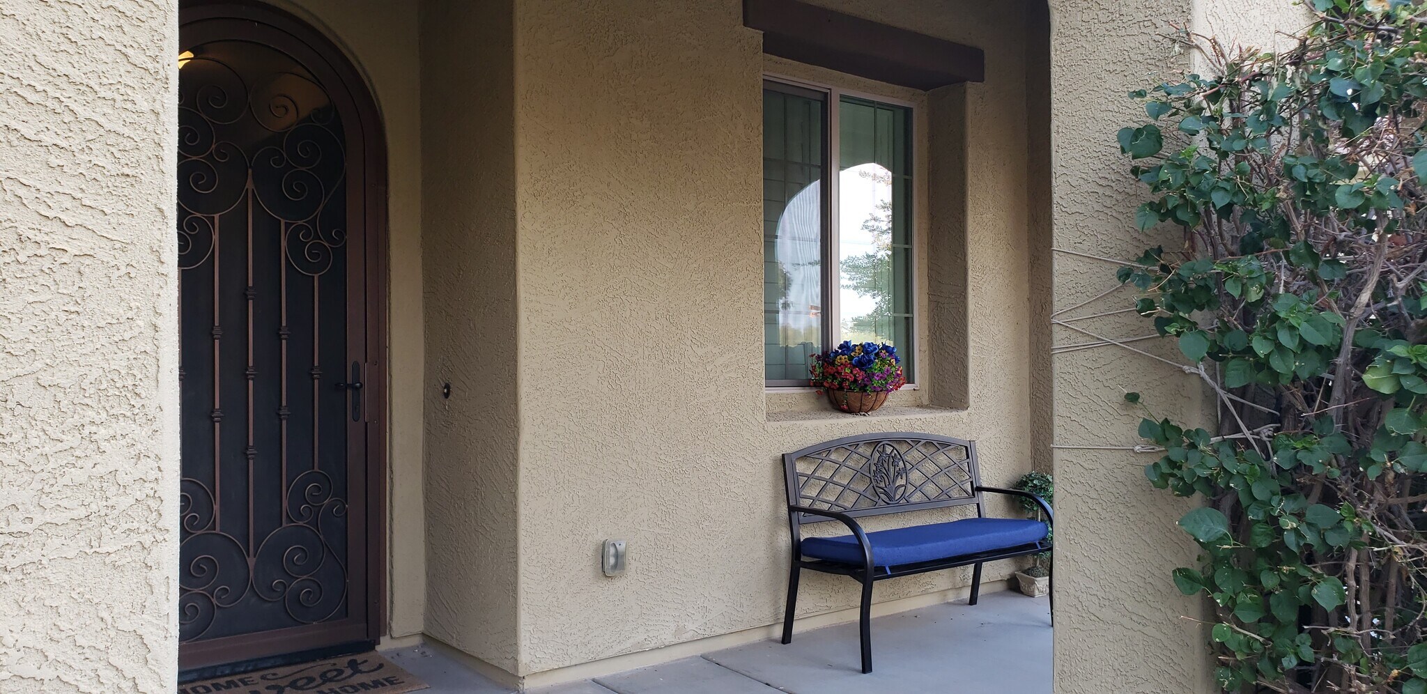 Front entry with bench - 280 E Indigo Dr