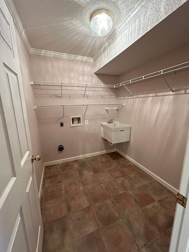 Building Photo - 273 Ivy Pl