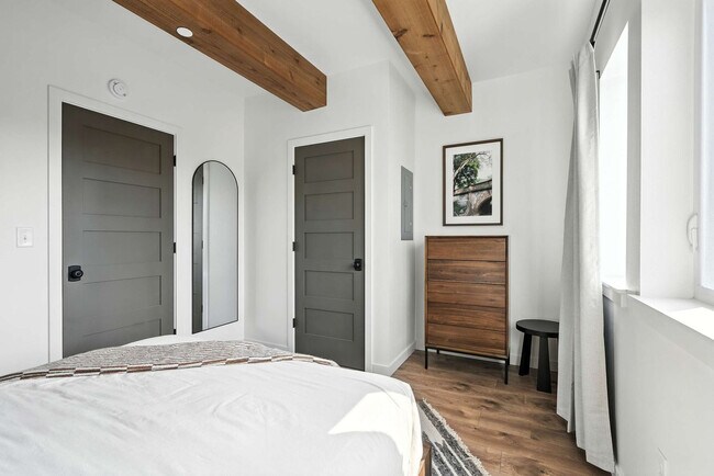 Building Photo - 925 NE 23rd Ave