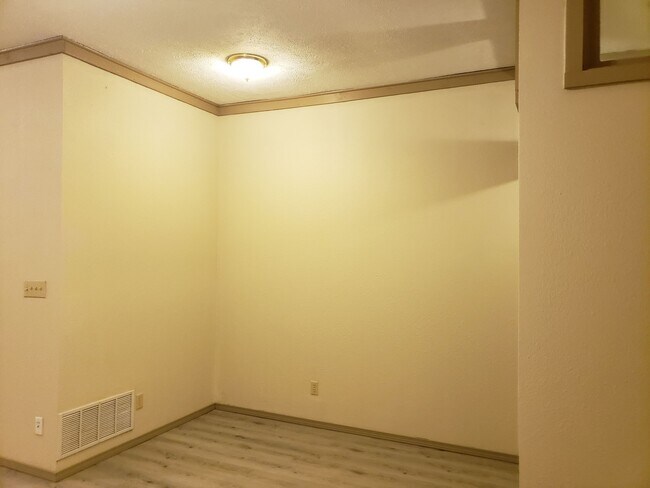 Building Photo - 422 W Hickory St