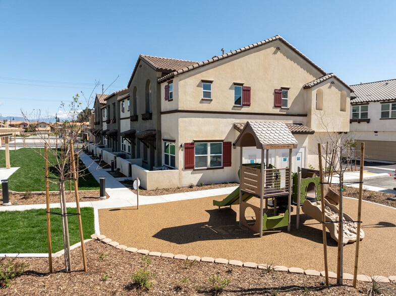 Building Photo - Calista Luxury Townhomes