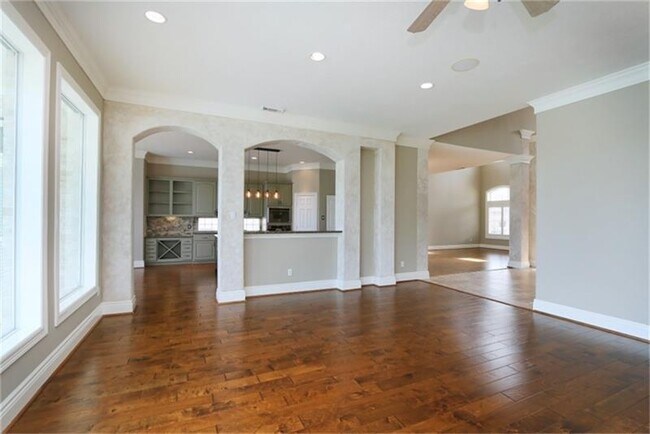 Building Photo - 6010 Stratford Gardens Dr