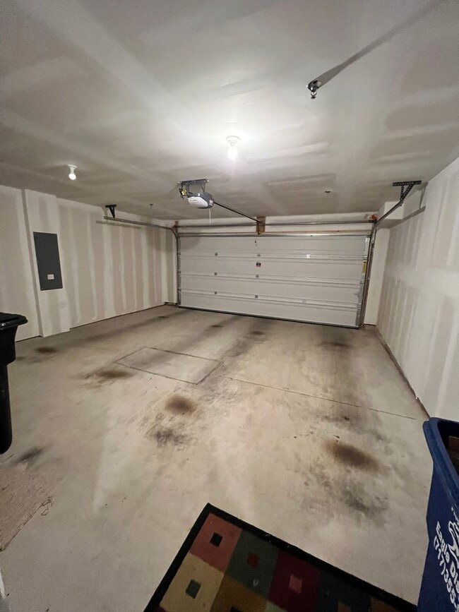 Building Photo - 2-bedroom 2.5 bath Luxury Townhome located...