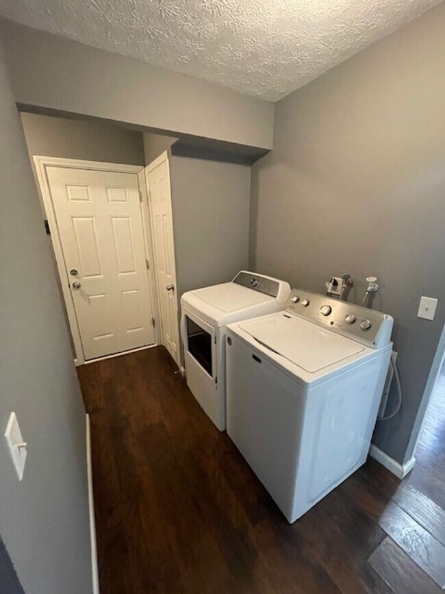 Building Photo - Adorable 3BR 2.5BA Home w/ Sun Room • 2 Car Garage  • Private Yard in Avon Lake