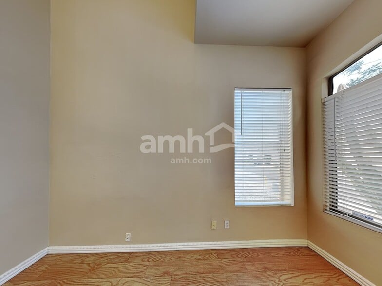 Building Photo - 9216 E Keats Ave