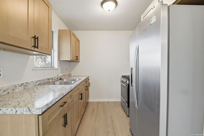 Building Photo - 4606 Hollyspring Dr