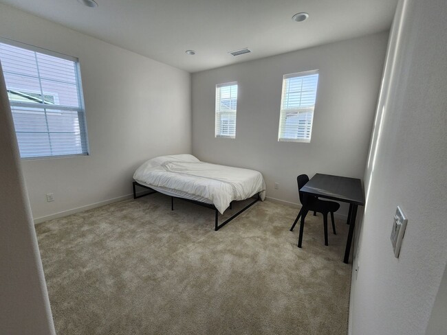 Building Photo - Modern 4BR Townhome in Fontana