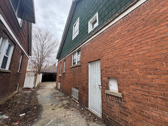 Building Photo - 14925 Mendota St