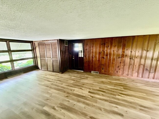 Building Photo - Four bedroom, 1.5 bath house in Graham