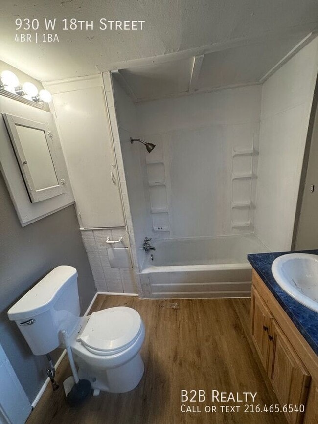 Building Photo - 930 W 18th St