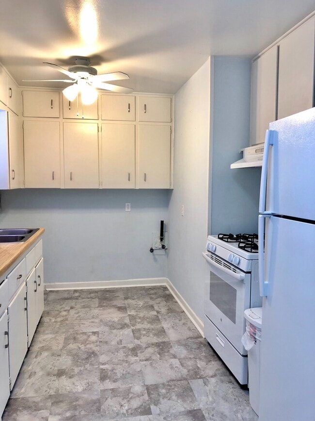 Building Photo - 3 Bed 1 Bath Move In Ready!