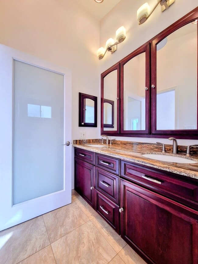 Building Photo - Beautiful 2bd Townhouse With Attached Garage, Private Patio, Pool/Hot Tub, & Clubhouse!