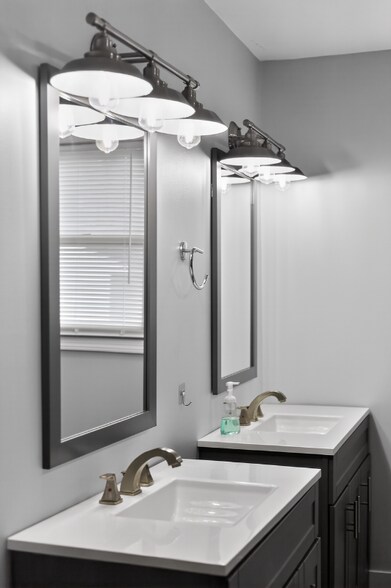 Building Photo - 430 N Linden St