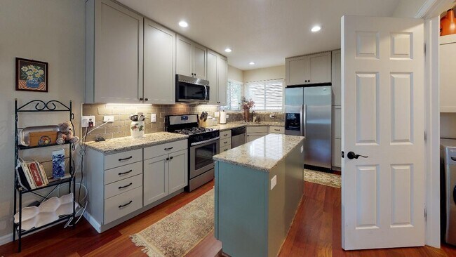 Building Photo - Beautiful sunny home