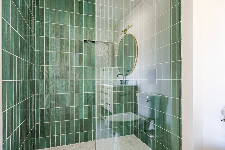 Building Photo - 611 N Virgil Ave