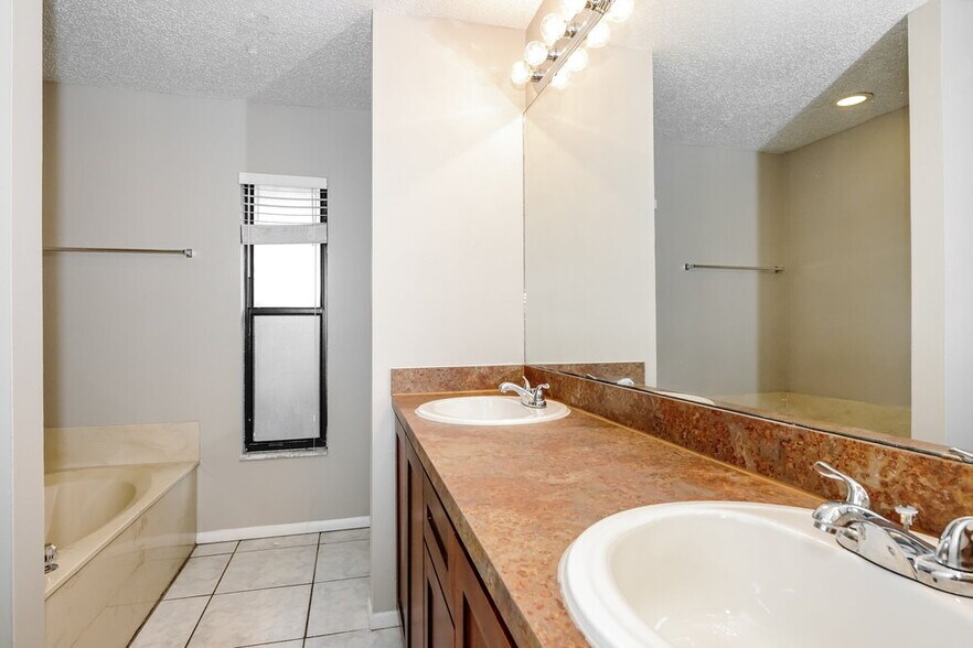 Building Photo - 1001 Pond Apple Ct