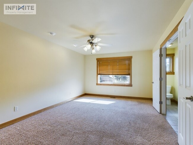 Building Photo - 3 Bedroom and Office!