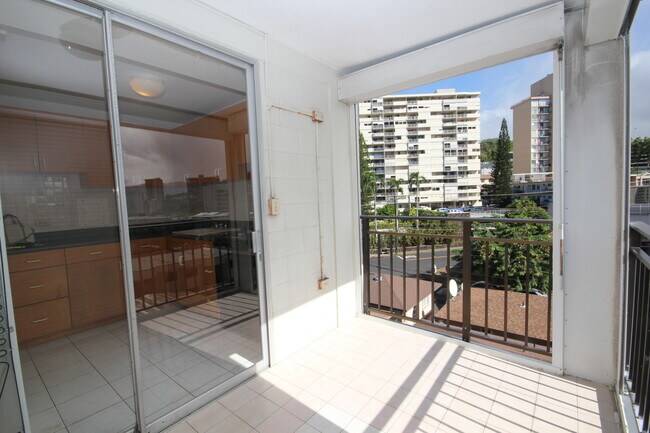 Building Photo - 1 bedroom, 1 bath, 1 Parking. End Unit! Am...