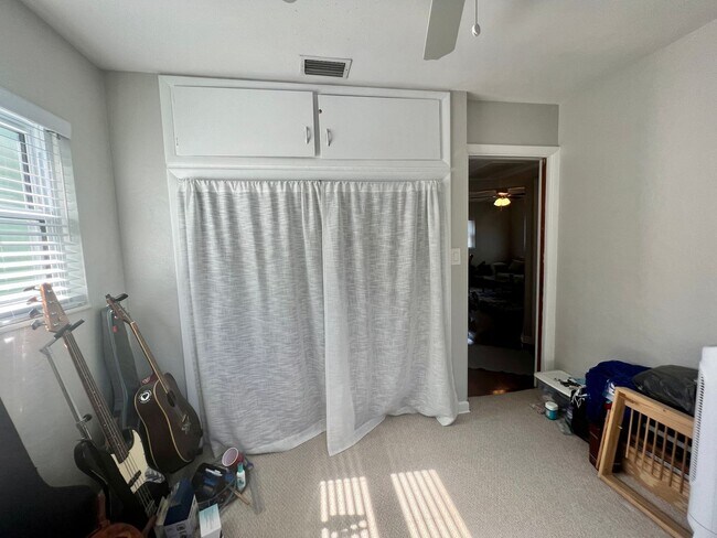 Building Photo - 2 Bed/1Bath/1 Car Garage Home