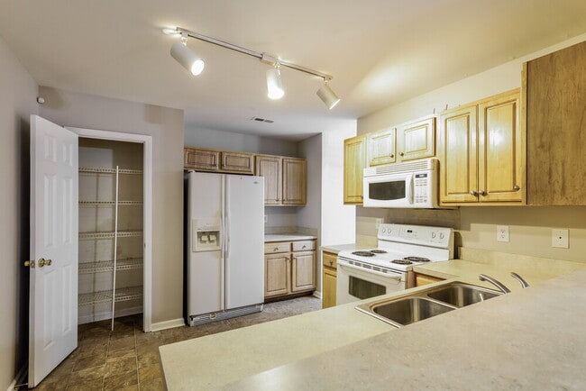 Building Photo - 9446 Dewey Dr