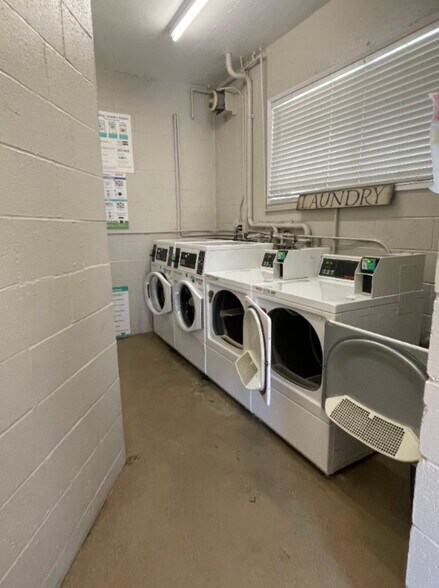 Building Photo - 7531 Hampton Ave