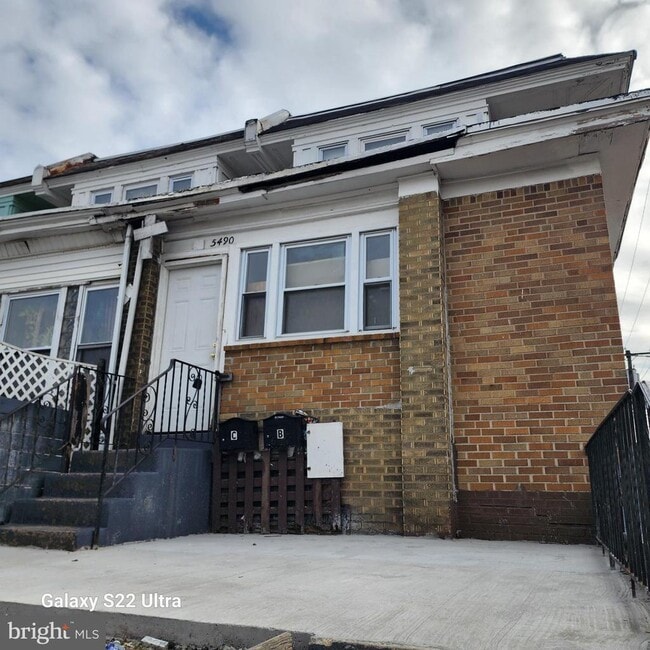 Building Photo - 5490 W Berks St