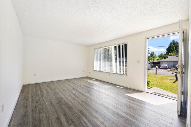 Building Photo - Move in ready now! 3 bedroom rambler in NE...