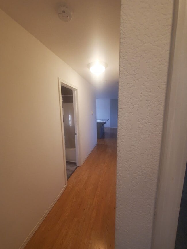 Building Photo - 3 Bed 2 Bath - Single Level - Fenced - 2 C...