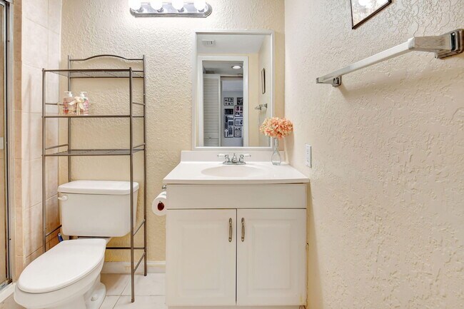Building Photo - 5715 Fairway Park Dr