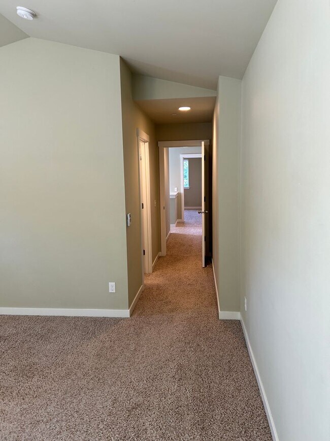 Building Photo - Newer Duvall 5 Bedroom 3 Bath Luxury Home