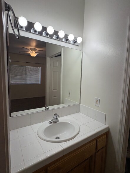 Building Photo - 609 Yellow Meadow Ct