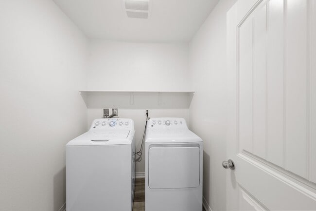 Building Photo - Beautiful 3 Bed / 2.5 Bath Condo with Open Floor Plan & Private Patio!