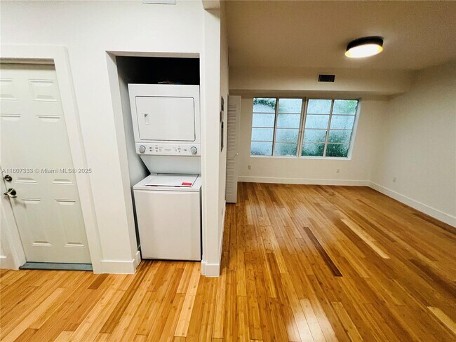 Building Photo - 960 Bay Dr