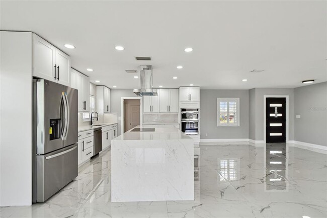 Building Photo - 3913 Fontainebleau Dr