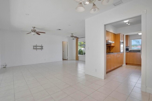 Building Photo - 254 NW 6th Ave