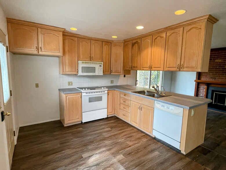 Building Photo - 2701 Wintergreen Dr