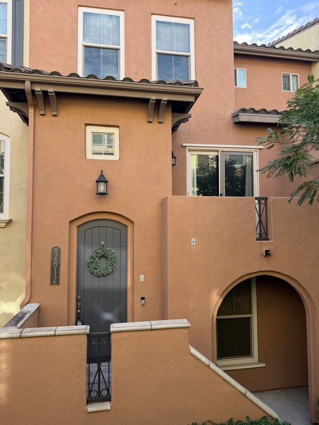 Building Photo - ESCALA - Luxury 2 / 2.5 Townhouse + 2 Car Garage in Gated Escala Community