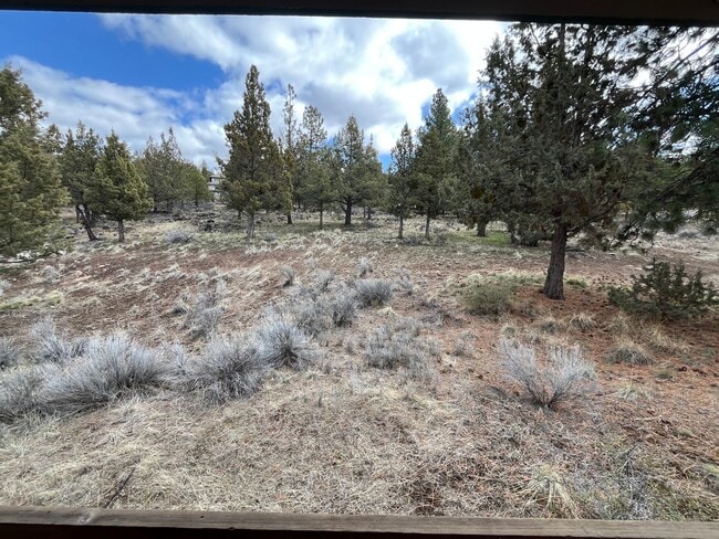 Building Photo - Spacious 1 Bed/1 Bath with Attached Garage - NW Bend