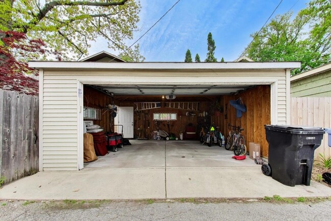 Building Photo - 3926 N Ridgeway Ave