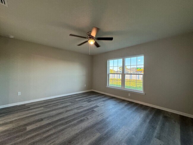 Building Photo - Desirable Silver Springs Shores - 3/2/2 **Won't Last**