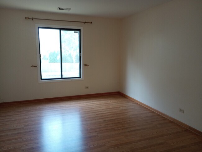 Building Photo - 826 Knottingham Dr