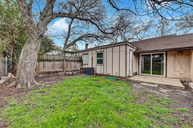 Building Photo - "Charming 2 Bed Apartment in Austin, TX wi...