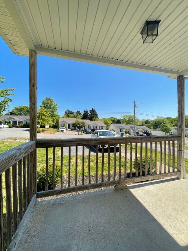Building Photo - HALF OFF ONE MONTH AT 397B LOWER STONE!