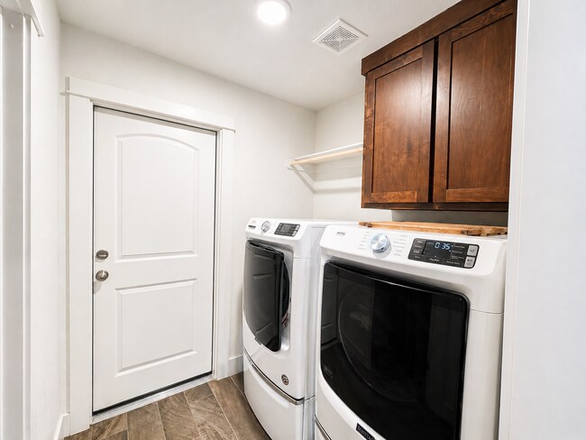 Building Photo - AVAILABLE FOR MOVE-IN WITH A 2-WEEK NOTICE