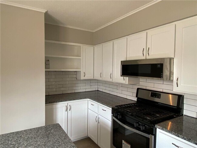 Building Photo - 704 E Culton St