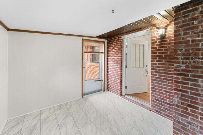 Building Photo - 983 Beverly Dr