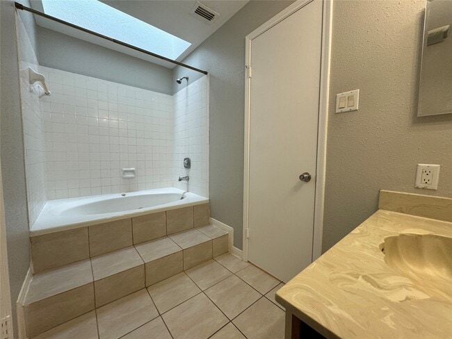 Building Photo - 9800 Pagewood Ln