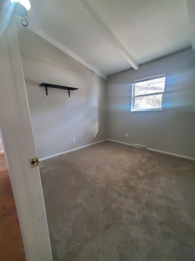 Building Photo - Spacious Ranch Style 4 BR Available in Aug...