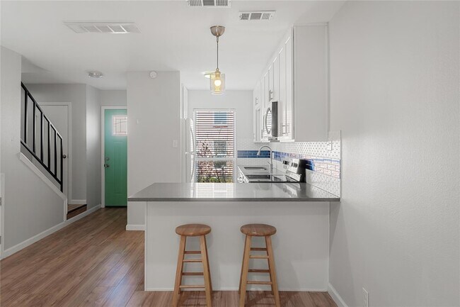 Building Photo - 3820 Southway Dr