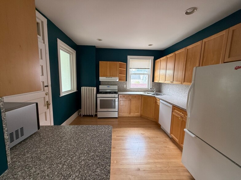 Kitchen - 2525 N Saint Louis Ave
